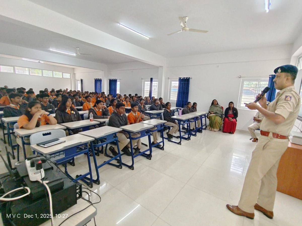 🚔 <a href="/hsrlayoutps/">HSR LAYOUT BCP</a> ವಾಪ್ತಿಯ 
📍ಜ್ಞಾನ ಸೃಷ್ಟಿ ಸ್ಕೂಲ ನಲ್ಲಿ
 ಜಾಗೃತಿ ಕಾರ್ಯಕ್ರಮ ಮಾಡಲಾಯಿತು.
📅 01-12-2025 | ⏰ ಬೆಳಿಗ್ಗೆ 11:00
🔹 ಮಹಿಳೆಯರು ಮತ್ತು ಮಕ್ಕಳ ಸುರಕ್ಷತೆ
🔹 ಮಾದಕ ವಸ್ತು ವಿರೋಧಿ ಜಾಗೃತಿ
🔹 ಸೈಬರ್ ಅಪರಾಧ ತಡೆ
#BlrCityPolice #AwarenessProgram #CyberSafety #SayNoToDrugs <a href="/BlrCityPolice/">ಬೆಂಗಳೂರು ನಗರ ಪೊಲೀಸ್‌ BengaluruCityPolice</a> <a href="/DCPSEBCP/">DCP SouthEast BCP</a>