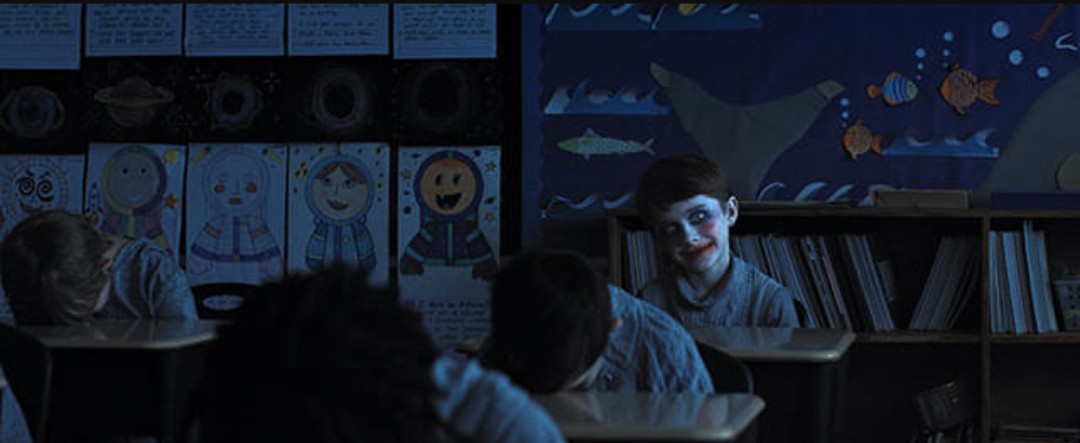 『WEAPONS/ウェポンズ』を劇場で鑑賞。"ババアが怖いホラーは面白い"なんて誰かが言っていましたが、期待以上の面白さに大満足です！それぞれが抱える事情や想いが積み重なり見えてくる真実は計り知れないほど恐ろしく、それでいて奇妙な高揚感を味わえる。嫌な余韻すら心地よく感じる怪作でした。