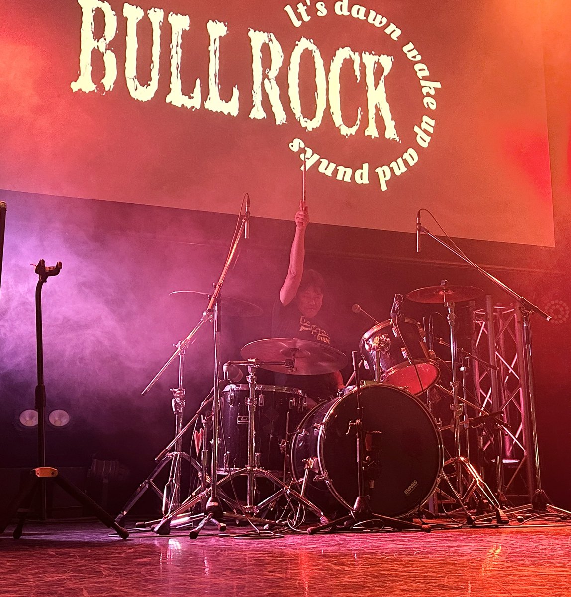 KAO_nyan0807's tweet photo. 2025.11.30 昨年同様、BULL ROCKのライブも楽しみすぎた🤟🏻ヘドバンしてるお子ちゃまみたいにやりたかったけど、周りがそんな雰囲気では・・去年も来たーっと叫んだのは^_^違いなく私です👍🏻
#宝ヶ池わいわいフェスタ
#BULLROCK https://t.co/H7bBabA3s1