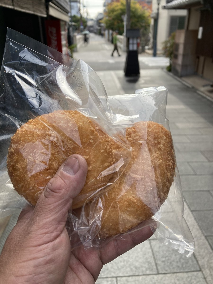 BlockheadT10B's tweet photo. 今日のお昼ごはん
京都伏見納屋町商店街のササキパン
カレーパンとピロシキ https://t.co/gC2st4zLSq