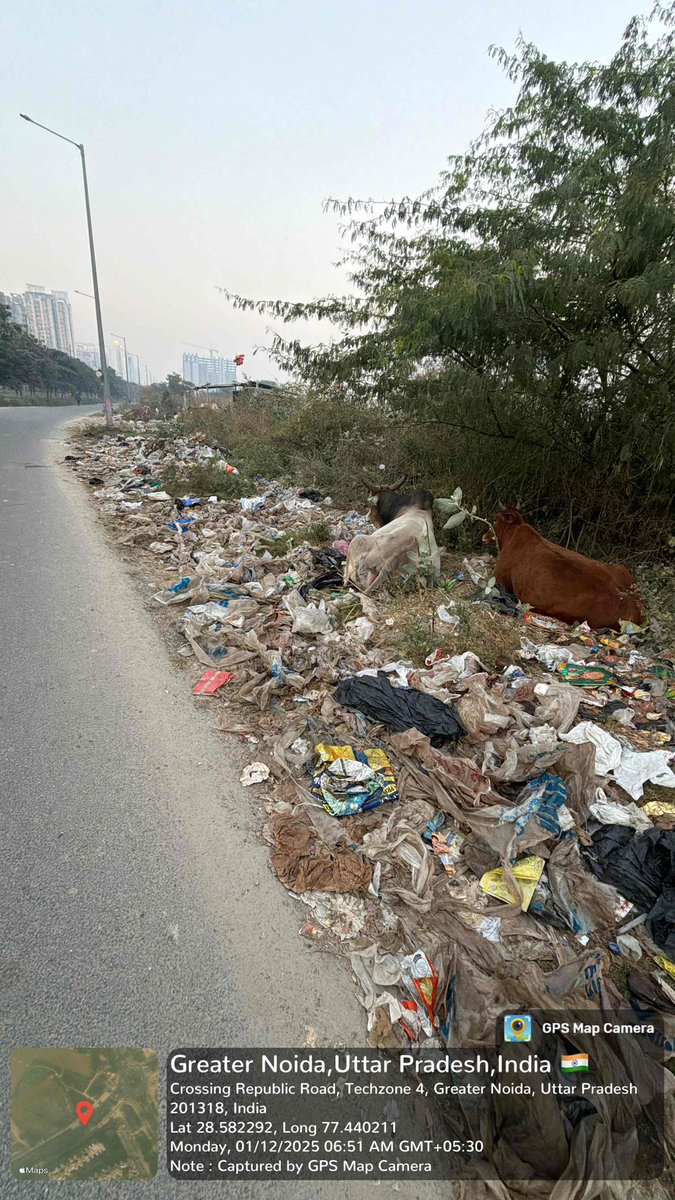 abhishek_nefowa's tweet photo. .@myogiadityanath @myogioffice @CMOfficeUP @NandiGuptaBJP @DrArun_BJP @byadavbjp @PMOIndia @narendramodi @CPCB_OFFICIAL @MoHUA_India @Secretary_MoHUA @mlkhattar @CAQM_Official @UppcbN @uppcbofficial @dmgbnagar 

कृप्या शिकायत का संज्ञान लेते हुए @OfficialGNIDA को ग्रेनो वेस्ट में QRT टीम बढ़ाने का निर्देश देने की कृपा करें।
यह ग्रेनो वेस्ट के पंचमुखी हनुमान मंदिर के पास सर्विस रोड का नजारा है। ग्रीन बेल्ट के जगह में कूड़ा ही कूड़ा भरा हुआ है। इसी कूड़े में गाय माता और अन्य मवेशी अपना खाना ढूंढते हुए कूड़ा भी खाते हैं। यहीं पास मे एक कबाड़ी वाले ने अपनी झोपड़ी डाली हुई है। कृप्या हनुमान मंदिर के दोनों तरफ से कूड़ा और कबाड़ी वाले को हटाएँ।