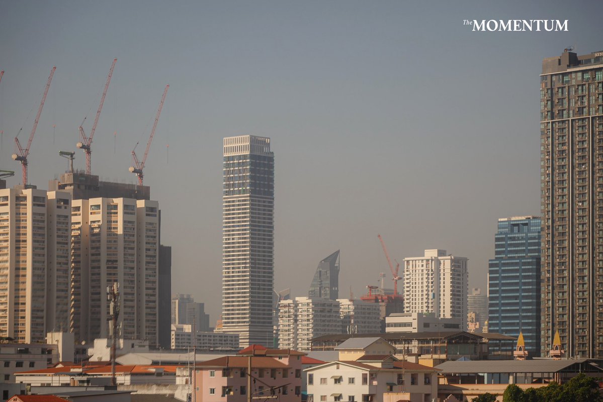 เช้านี้กรุงเทพฯ จมฝุ่น บรรยากาศ Silent Hill กลับมาอีกครั้ง หลังอากาศปิด ทำ PM2.5 ขังในเมือง

บรรยากาศเช้าวันนี้ (1 ธันวาคม 2568) ค่าฝุ่นละอองขนาดเล็ก PM2.5 พุ่งขึ้นมาเป็นวันแรก โดยค่า Air Quality Index หรือ AQI ในช่วง 8.00 น. พุ่งขึ้นถึง 160 ในพื้นที่กรุงเทพฯ ชั้นใน