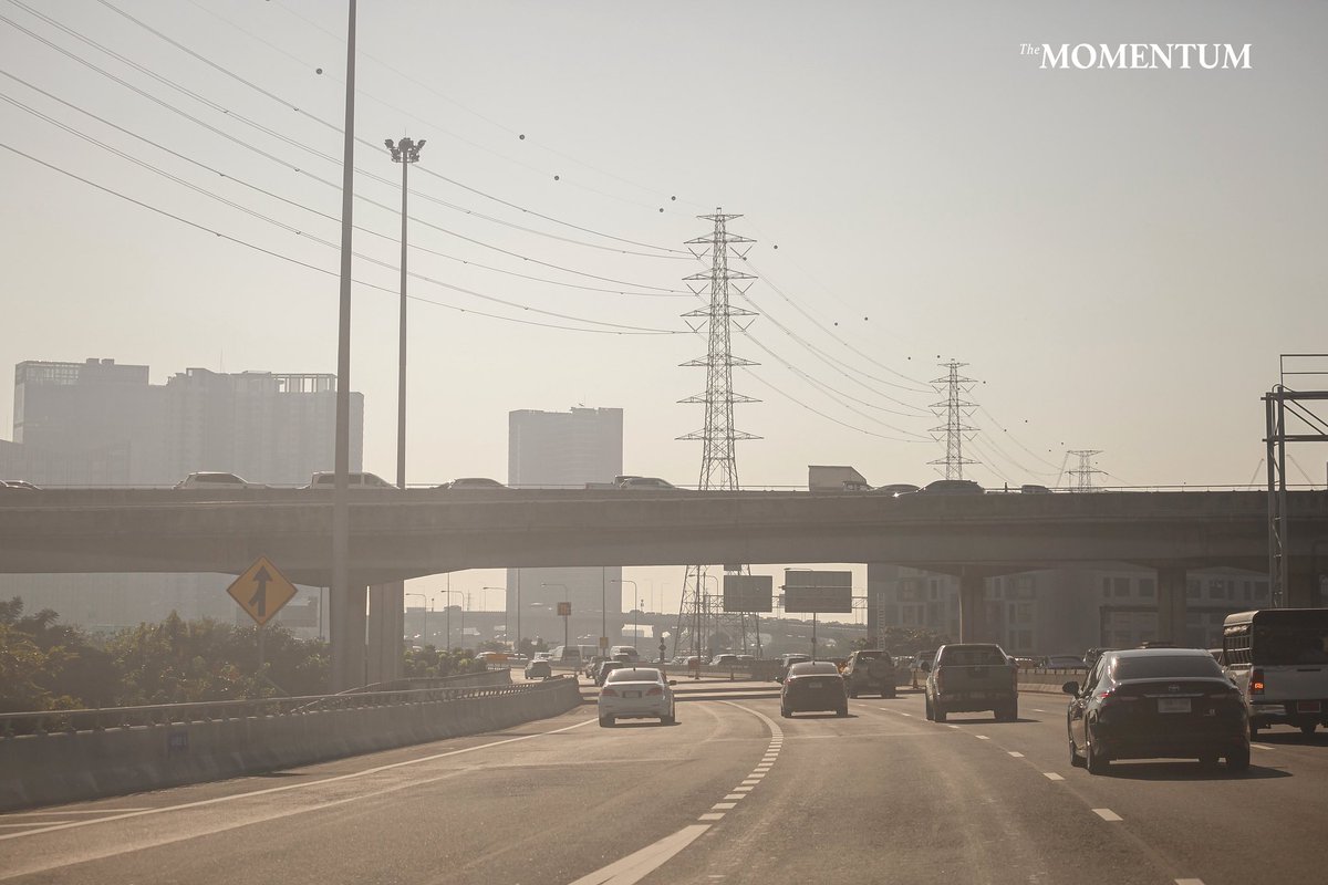 themomentumco's tweet photo. เช้านี้กรุงเทพฯ จมฝุ่น บรรยากาศ Silent Hill กลับมาอีกครั้ง หลังอากาศปิด ทำ PM2.5 ขังในเมือง

บรรยากาศเช้าวันนี้ (1 ธันวาคม 2568) ค่าฝุ่นละอองขนาดเล็ก PM2.5 พุ่งขึ้นมาเป็นวันแรก โดยค่า Air Quality Index หรือ AQI ในช่วง 8.00 น. พุ่งขึ้นถึง 160 ในพื้นที่กรุงเทพฯ ชั้นใน โดยสาเหตุสำคัญมาจากสภาพอากาศปิด คุณภาพอากาศย่ำแย่ และมีการเผาทำการเกษตรในหลายพื้นที่ภาคกลางรอบกรุงเทพฯ ทำให้บรรยากาศขมุกขมัว หลายคนที่มีโรคประจำตัวเริ่มมีอาการผื่นคันตามร่างกาย ไอ จาม คัดจมูก และมีปัญหาเรื่องระบบทางเดินหายใจ

ด้านกรุงเทพมหานคร (กทม.) รายงานว่า เขตที่มีคุณภาพอากาศแย่ที่สุดเช้าวันนี้คือเขตบางรัก ตามมาด้วยเขตลาดกระบัง เขตหนองแขม และเขตราชเทวี โดยภาพรวมฝุ่นละอองมีแนวโน้มมากขึ้น เริ่มมีผลกระทบต่อสุขภาพเป็นระดับสีส้ม แนะนำให้สวมหน้ากากป้องกัน PM2.5 ขณะออกกลางแจ้ง และงดกิจกรรมหรือออกกำลังกายกลางแจ้ง

ภาพ: อนุวัตน์ เดชธำรงวัฒน์

#TheMomentum #ฝุ่น #PM25 #ฝุ่นPM25