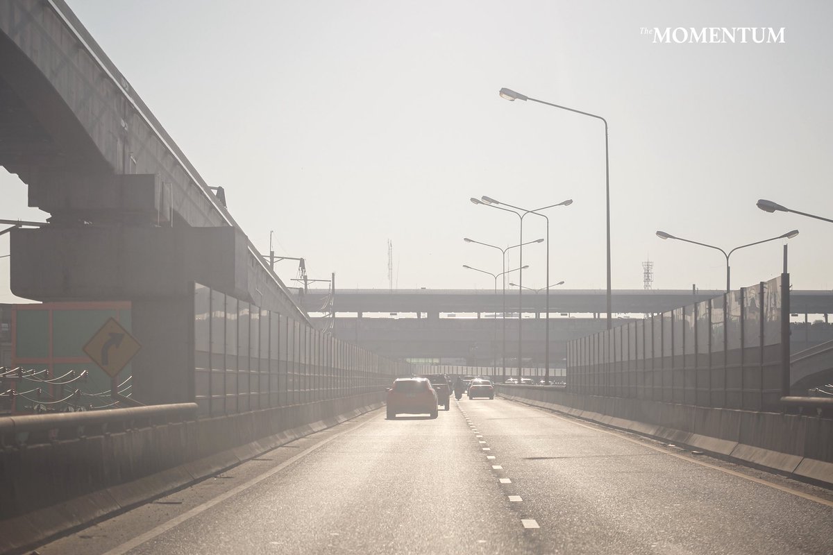 themomentumco's tweet photo. เช้านี้กรุงเทพฯ จมฝุ่น บรรยากาศ Silent Hill กลับมาอีกครั้ง หลังอากาศปิด ทำ PM2.5 ขังในเมือง

บรรยากาศเช้าวันนี้ (1 ธันวาคม 2568) ค่าฝุ่นละอองขนาดเล็ก PM2.5 พุ่งขึ้นมาเป็นวันแรก โดยค่า Air Quality Index หรือ AQI ในช่วง 8.00 น. พุ่งขึ้นถึง 160 ในพื้นที่กรุงเทพฯ ชั้นใน โดยสาเหตุสำคัญมาจากสภาพอากาศปิด คุณภาพอากาศย่ำแย่ และมีการเผาทำการเกษตรในหลายพื้นที่ภาคกลางรอบกรุงเทพฯ ทำให้บรรยากาศขมุกขมัว หลายคนที่มีโรคประจำตัวเริ่มมีอาการผื่นคันตามร่างกาย ไอ จาม คัดจมูก และมีปัญหาเรื่องระบบทางเดินหายใจ

ด้านกรุงเทพมหานคร (กทม.) รายงานว่า เขตที่มีคุณภาพอากาศแย่ที่สุดเช้าวันนี้คือเขตบางรัก ตามมาด้วยเขตลาดกระบัง เขตหนองแขม และเขตราชเทวี โดยภาพรวมฝุ่นละอองมีแนวโน้มมากขึ้น เริ่มมีผลกระทบต่อสุขภาพเป็นระดับสีส้ม แนะนำให้สวมหน้ากากป้องกัน PM2.5 ขณะออกกลางแจ้ง และงดกิจกรรมหรือออกกำลังกายกลางแจ้ง

ภาพ: อนุวัตน์ เดชธำรงวัฒน์

#TheMomentum #ฝุ่น #PM25 #ฝุ่นPM25
