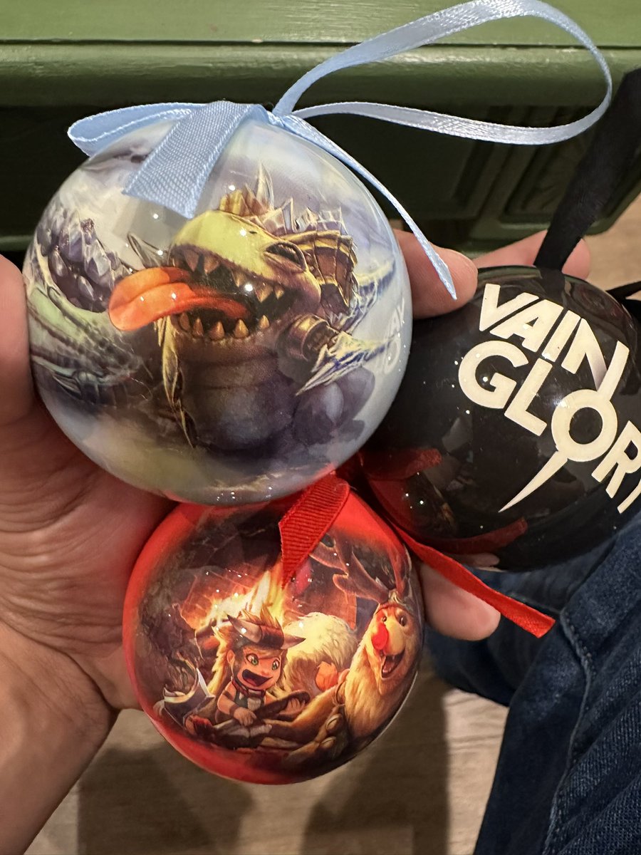 It’s Christmas time!! 🎄 Time to bust out my some of favorite ornaments! ❤️