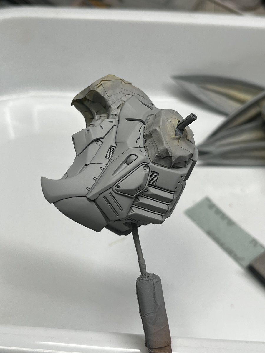 フレーム塗ってマスキングしてザラザラ面を研いで追いサフして2000番で整えて塗装準備して…してして…

#ガストテ