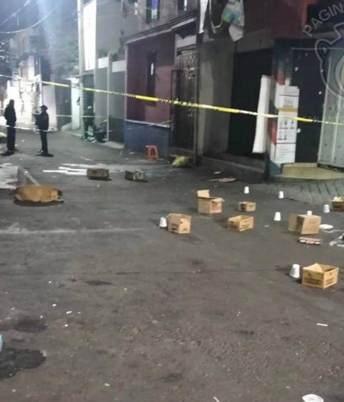 CarlosTejeda111's tweet photo. #balacera deja una persona muerta y al menos cinco lesionados, ocurrió en un local de venta de Micheladas en Guadalupe Victoria y las Palmas en #tecomitl cerca de la Primaria Agustín Legorreta, los responsables huyeron en motocicleta https://t.co/49remThoQZ
