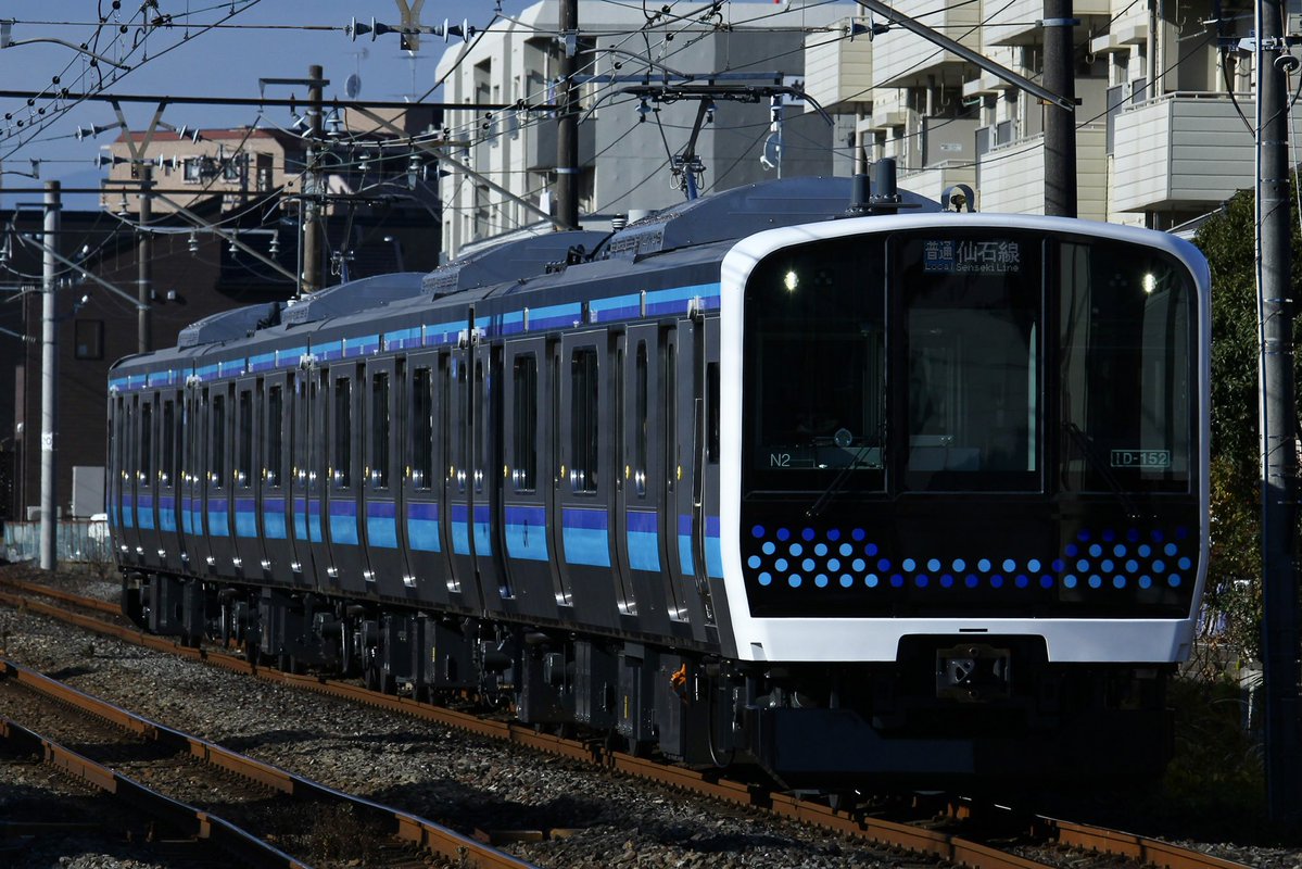 takowasa205's tweet image. 2025/12/01
#仙石線 
E131系800番代 
①975S 小鶴新田行き N3編成
②961S 多賀城行き N2編成
③1081S 松島海岸行き N1編成

E131系が新しい仙石線の日常に。初日から近い時間に3本まとまって来るのはさすがに狼狽えるわ。冬至近くの複線区間はどこもダメですね。小鶴新田行きが表示ガチャ〇で耐え。