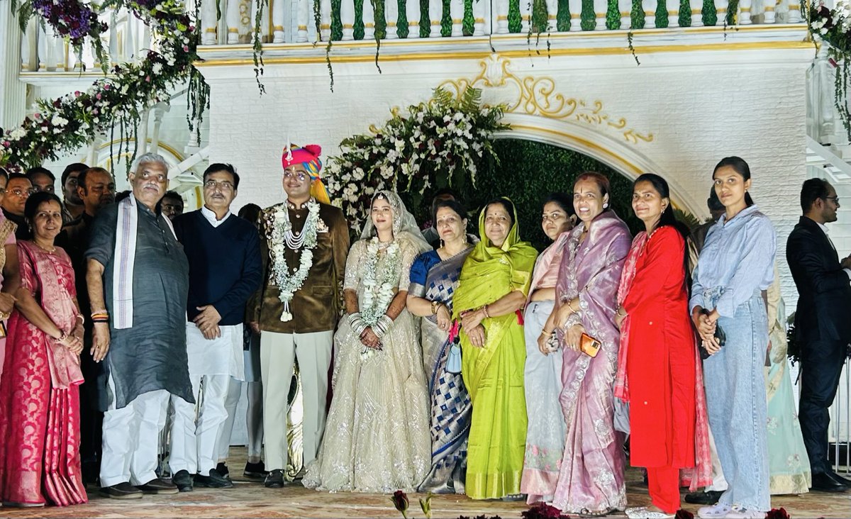 सौभाग्यवती उर्मिला और चिरंजीवी श्रेयांश( पुत्र श्रीमती उषा एवं श्री मदन जी राठौड़) के विवाह समारोह में उपस्थित होकर नव विवाहित दंपत्ति को आशीर्वाद दिया। 
@पाली