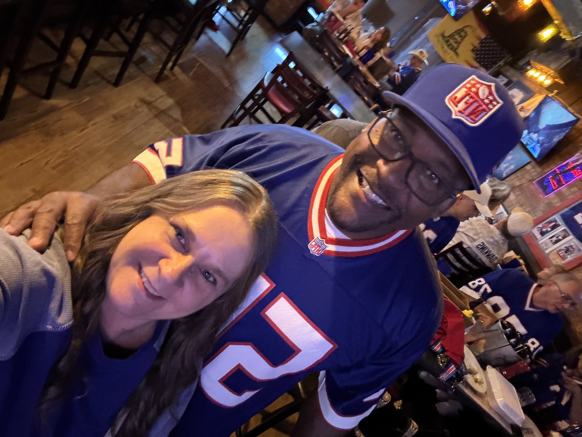 InEscrow's tweet image. Sunday FunDay and a Buffalo Bills win! Met @MarkMaddox55 today and won a Willis McGahee Jersey!  Cheers!! #BillsMafia #GoBills