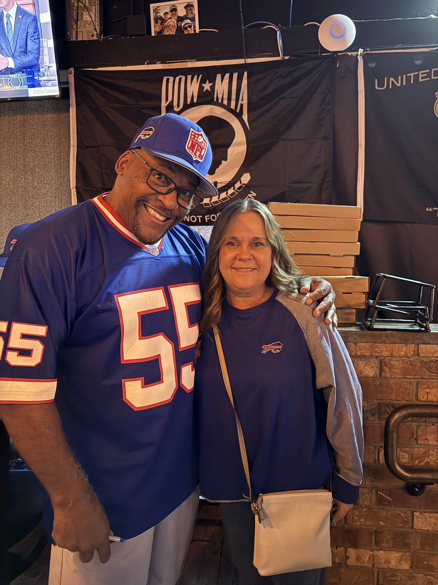 InEscrow's tweet image. Sunday FunDay and a Buffalo Bills win! Met @MarkMaddox55 today and won a Willis McGahee Jersey!  Cheers!! #BillsMafia #GoBills