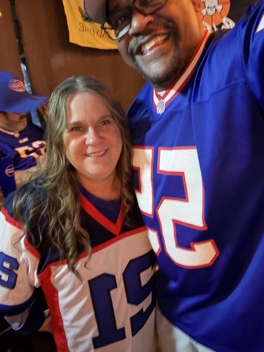 InEscrow's tweet image. Sunday FunDay and a Buffalo Bills win! Met @MarkMaddox55 today and won a Willis McGahee Jersey!  Cheers!! #BillsMafia #GoBills