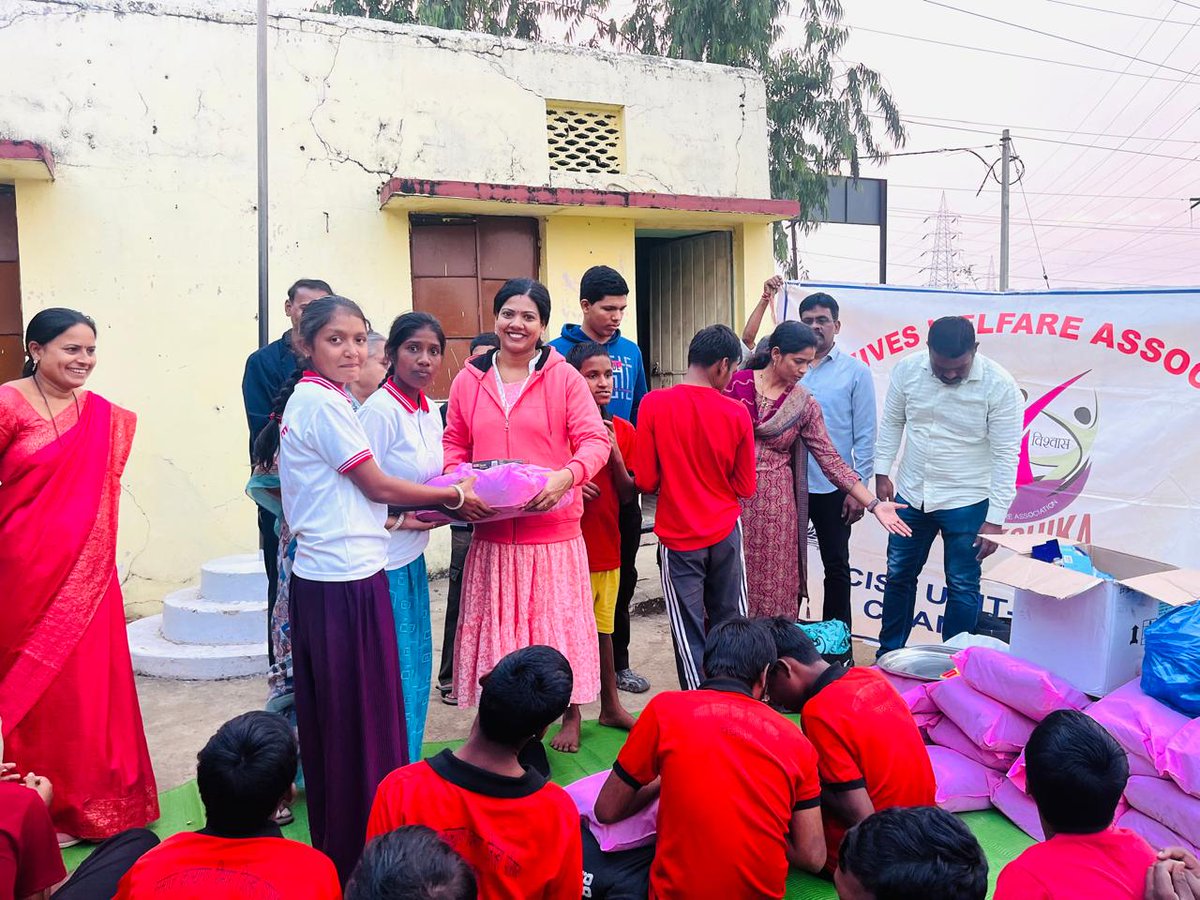 CISFHQrs's tweet image. Serving Society with Pride.

CISF Unit CSTPS Chandrapur organized a welfare programme for special children under the aegis of #Sanrakshika. The programme aimed to support and bring joy to underprivileged and special children in the community.

CISF personnel actively participated…