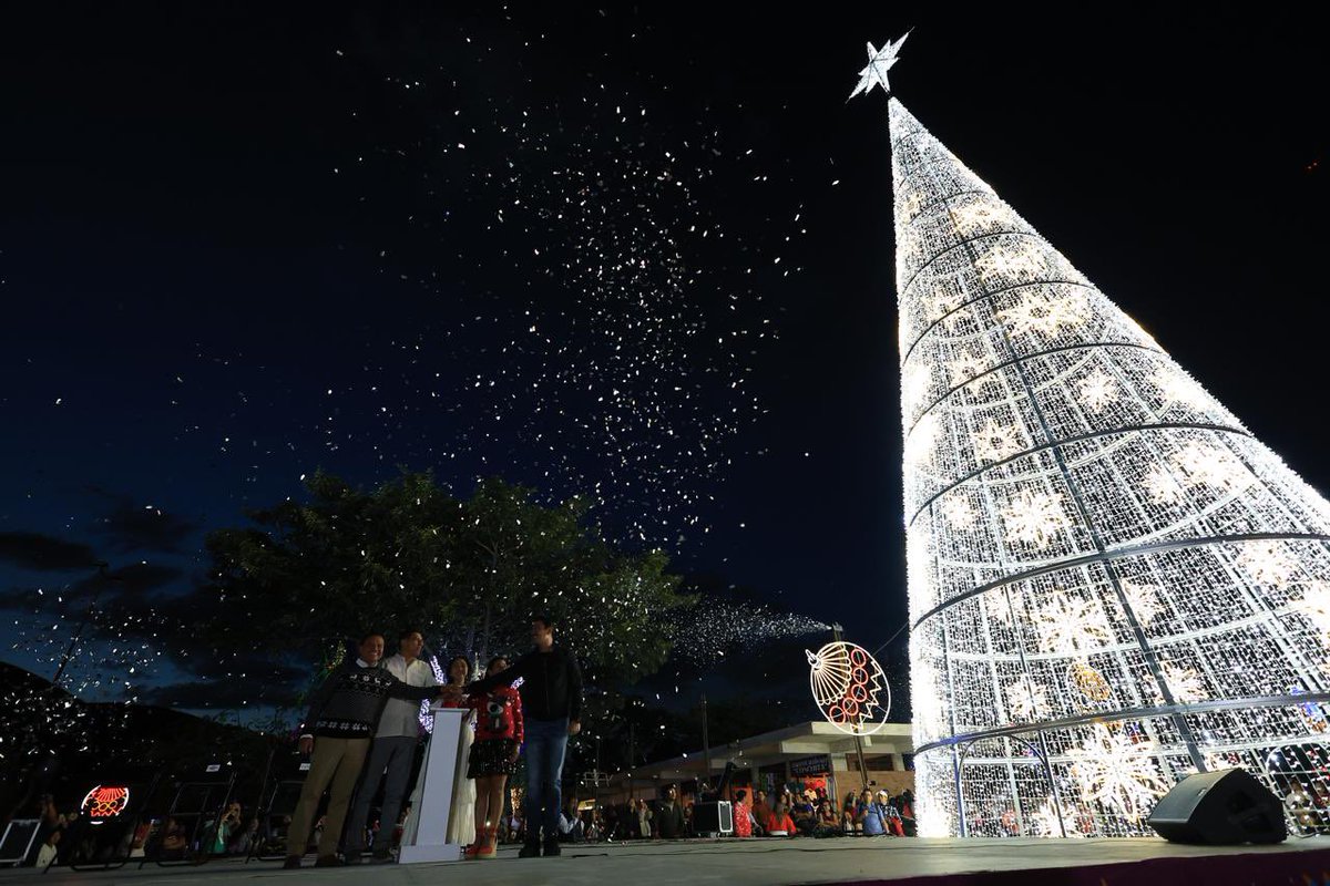 RDOaxaca's tweet photo. 🎄✨ Oaxaca arranca la Navidad con un fiestón para 20 mil personas en el Parque Primavera ✨🎆

#Oaxaca #FestivalNavideño #PrimaveraOaxaqueña #Navidad2025 #OaxacaBrilla #AmbienteFamiliar #FiestaDecembrina #OaxacaEsMágica

https://t.co/Lv3JfkApR7 https://t.co/k4j5yAwlwV