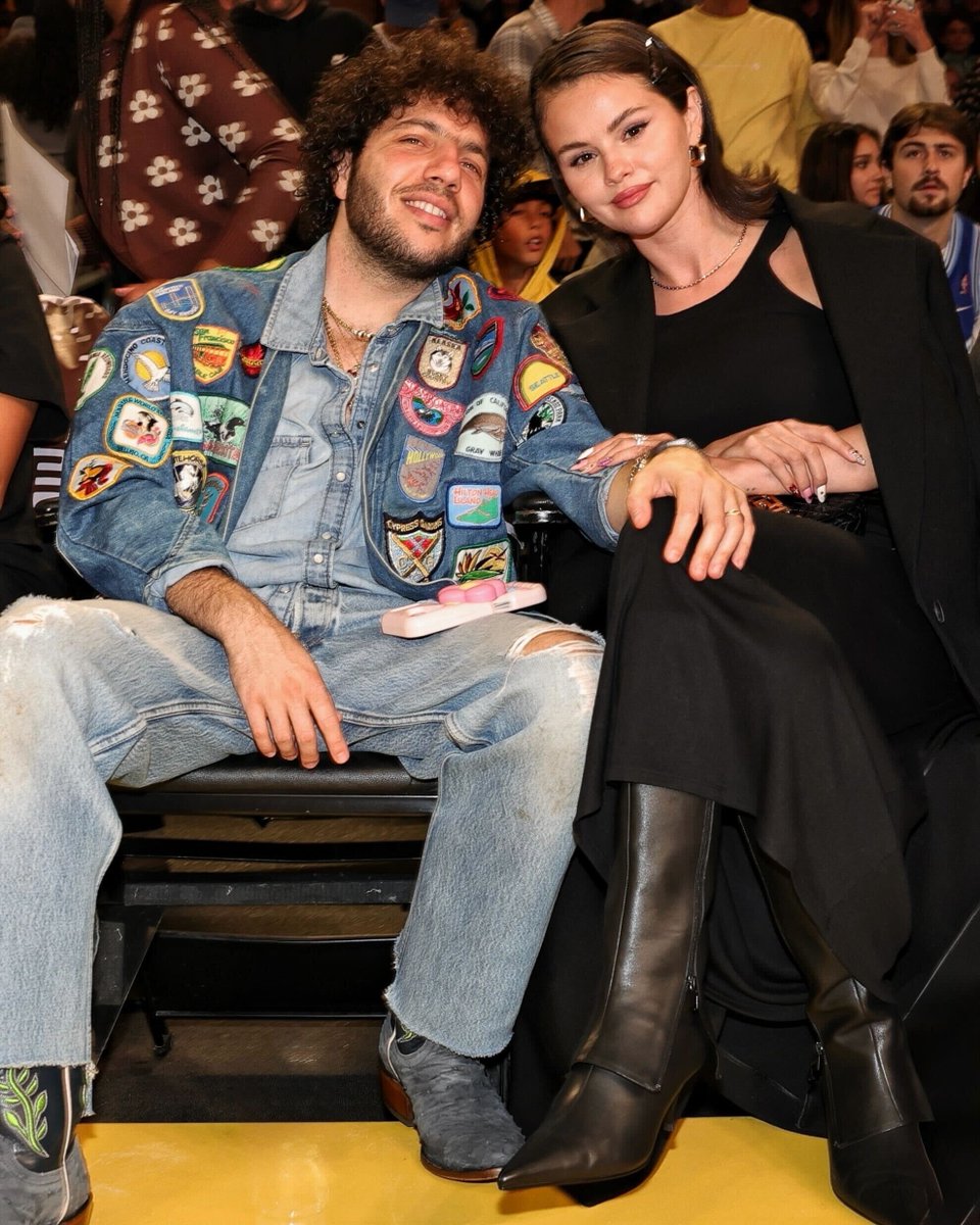 Stars are out in LA 🌟

@ItsBennyBlanco and @selenagomez are courtside for Pelicans-Lakers! 