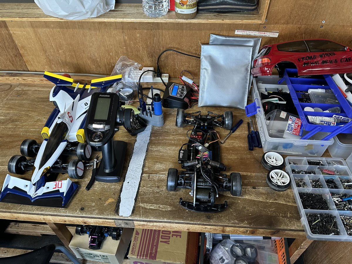 purpletrueno's tweet photo. FF03ドリフト仕様シェイクダウン！
案外いい感じだが、FF02には及ばず…でも、思った感じになってるのでもう少し頑張るぜ！ヾ(๑´∀｀)ﾉ
新たなFドリ仲間も新シャーシシェイクダウンで意見交換も楽しい！(^-^)
#FF03
#Fドリ
#ラジコントーゴー https://t.co/QU4QrQO8va
