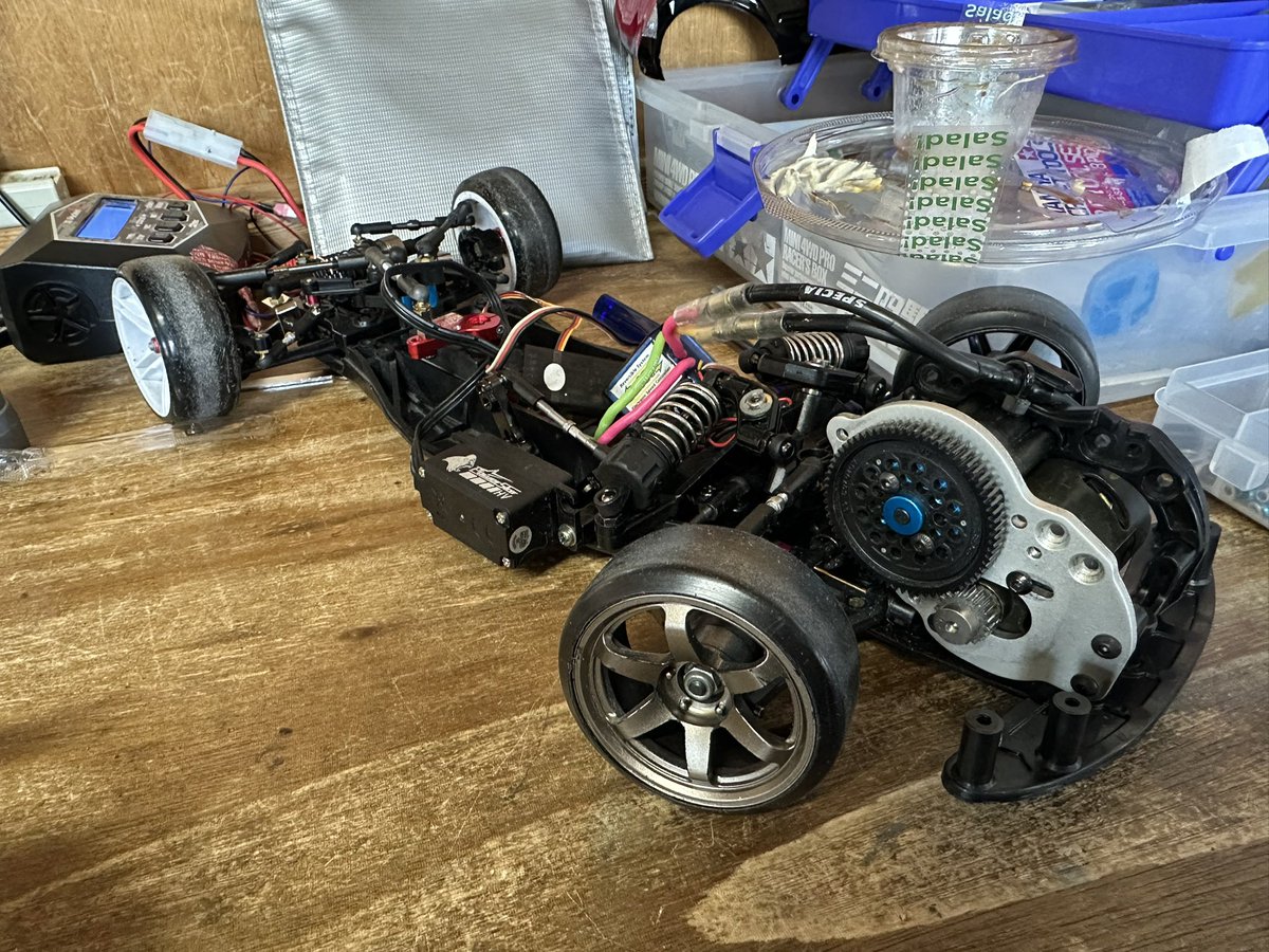 purpletrueno's tweet photo. FF03ドリフト仕様シェイクダウン！
案外いい感じだが、FF02には及ばず…でも、思った感じになってるのでもう少し頑張るぜ！ヾ(๑´∀｀)ﾉ
新たなFドリ仲間も新シャーシシェイクダウンで意見交換も楽しい！(^-^)
#FF03
#Fドリ
#ラジコントーゴー https://t.co/QU4QrQO8va