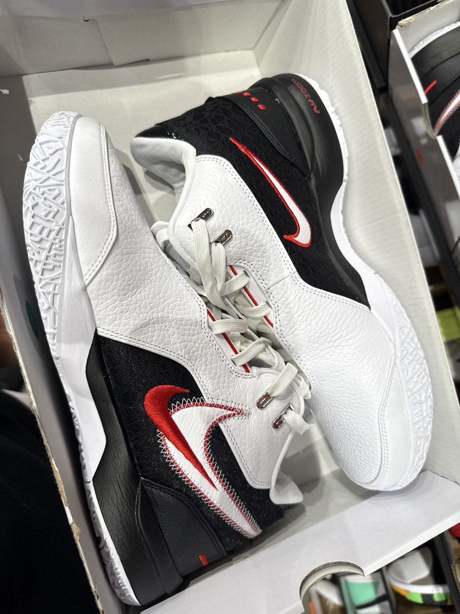 FREE SHOES 

DM ME YOUR SIZE
RT❤️