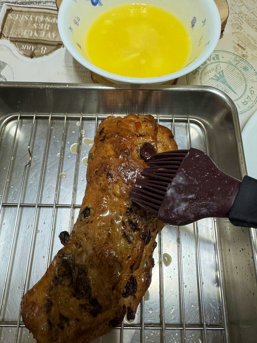 とりあえず夜中にできた！！😆
あとは粉糖まぶして完了✨

バター250gも使って、最後にグラニュー糖と粉糖をまぶすヘビーなやつ😂油と糖質で美味くないわけがない😂

ちょっとしくじって、本当は薄力粉と強力粉の半々なのに、間違って強力粉だけになってしまったのは内緒🤫www