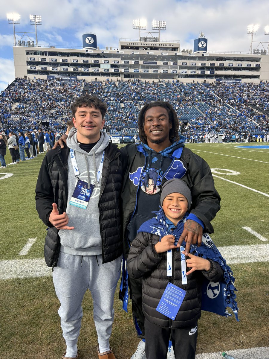 Malik_Sika's tweet image. BYU game day visit! Appreciate the invite. Amazing atmosphere! 🤙🏼
@feula94 @fsitake @kalanifsitake @CoachJayHill @BYUFBRecruiting @BYUfootball @WestlakeFootbal @CoachAAle @SKekuaokalani Thanks for the photo! @jswaggdaddy
