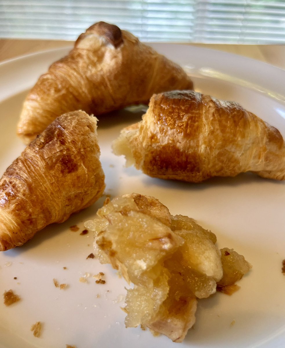 業スーの冷凍ミニクロワッサンがほろほろサクサクで美味しい。

ブラムリーのジャムを添えると即席アップルパイ！