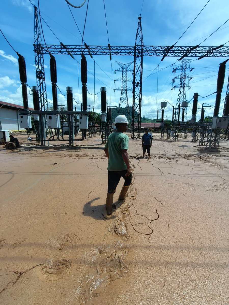 BosPurwa's tweet photo. Dpt laporan PLN dr lapangan nie...

Ysh Bapak Ko..., Bapak Wak...., dan segenap B**. 

Izin kami melaporkan kondisi di wilayah Tapanuli Tengah yang meliputi Kabupaten Tapanuli Tengah dan Kota Sibolga.

Walaupun kerusakan di lapangan sangat ekstrem: jalur transportasi terputus, jembatan hancur, infrastruktur kelistrikan rusak berat, gardu terendam lumpur, serta tower tegangan tinggi roboh, malam ini kami berhasil menyambungkan jalur tegangan rendah menuju sebagian wilayah Kota Sibolga.

1) Sebagian Kota Sibolga Malam Ini Telah Menyala Kembali

Sebelumnya, Sibolga mengalami pemadaman total. Malam ini, tim berhasil menyalakan sebagian kawasan melalui penyambungan tegangan rendah.

Selama lima hari terakhir, tim PLN bekerja tanpa henti mendirikan sekitar 900 tiang tegangan rendah untuk mengalirkan 5–7 MW dari total beban Sibolga sebesar 20 MW.

Dari kondisi gelap gulita, malam ini pukul 23.00 sebagian area di Sibolga berhasil kembali menyala.

Kami juga telah berkoordinasi dengan Forkopimda untuk memastikan prioritas penyalaan pada objek-objek vital seperti BTS, fasilitas kesehatan, dan posko. Untuk masyarakat, dilakukan pengaturan pemadaman bergilir maksimal empat jam guna menjaga stabilitas dan keamanan di lapangan.

2) Perbaikan Tower dan Kabel Transmisi Tegangan Tinggi Dipercepat Selesai Jumat Ini

Percepatan ini diharapkan membuat sistem kelistrikan Sibolga, Pandan, dan Tapanuli Tengah yang saat ini baru menyala sebagian, dapat pulih kembali pada hari Jumat 5 Desember.

Tim PLN terus berjuang menembus medan sulit untuk memperbaiki tower transmisi yang roboh akibat banjir bandang dan longsor, menyambung kembali kabel transmisi, serta memperbaiki dan membersihkan Gardu Induk yang terendam lumpur. Upaya ini diperlukan agar listrik tegangan tinggi dapat kembali mengalir ke Sibolga dan Tapanuli Tengah.

Dengan percepatan di lapangan, perbaikan tower transmisi tegangan tinggi dan Gardu Induk Sibolga ditargetkan selesai dan beroperasi pada Jumat, 5 Desember, sehingga sistem kelistrikan di Sibolga dan Tapanuli Tengah dapat pulih sepenuhnya.

Demikian kami laporkan. Tim PLN terus bekerja tanpa henti di lapangan untuk pemulihan sistem kelistrikan. Mohon doa dan dukungan segenap BOC. Matur sembah nuwun 🙏🙏🙏