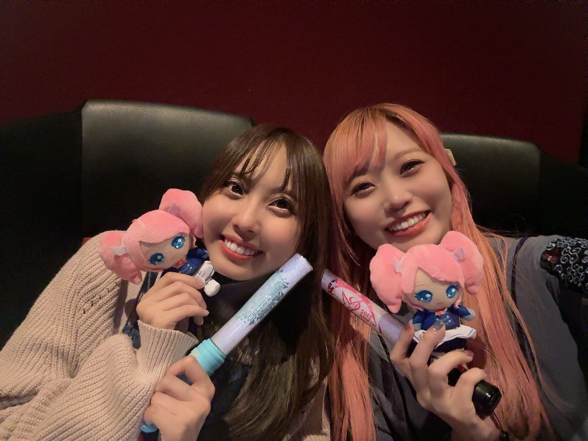 chihiroKWKM's tweet image. サイリウムもバッチリ持っていきました(*ˊᵕˋ*)

終わった後に、お疲れ様でしたって退席して行かれる方もいて、余韻がライブの帰りみたいでした✨　#アイカツプリパラに