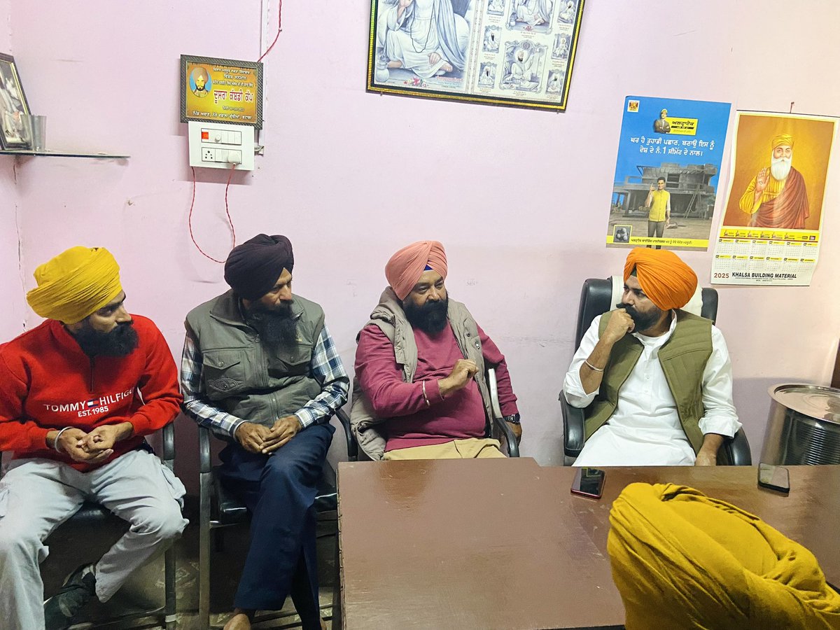 Discussed the upcoming Zila Parishad and Block Samiti elections with Sarpanches and a former ZP member from my Assembly Constituency, Batala. Workers and voters are ready to vote for Congress. 
<a href="/kcvenugopalmp/">K C Venugopal</a> <a href="/bhupeshbaghel/">Bhupesh Baghel</a> <a href="/RajaBrar_INC/">Amarinder Singh Raja Warring</a> <a href="/Dalvi_INC/">Ravindra Dalvi</a> <a href="/Sukhjinder_INC/">Sukhjinder Singh Randhawa</a> <a href="/SurajThakurINC/">Suraj Singh Thakur</a>