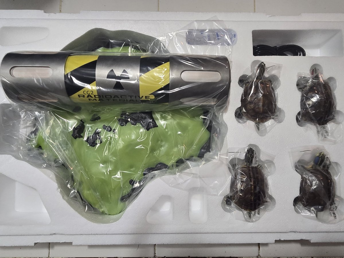 SteveC_3rd's tweet image. I&apos;ve been waiting a while for this to finally get home. Base is magnetic so they won&apos;t slide off lol. #TMNT #CHC