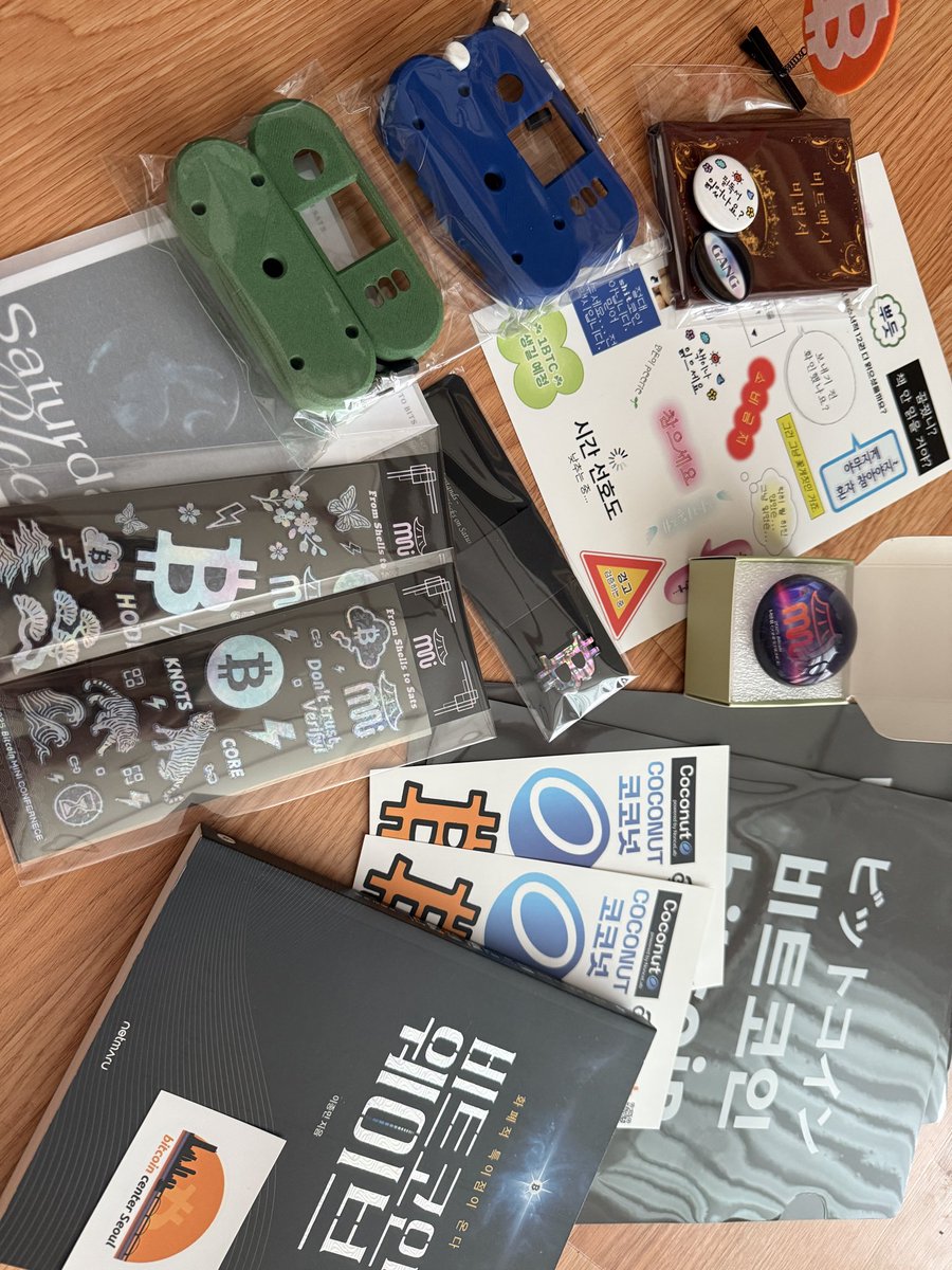 [미니컨퍼런스 마지막날 후기]

전시준비를 위해 부랴부랴 스페이스비 연남 도착! 마켓과 전시를 위해 사람들이 북적북적! 간단하게 전시준비를 마치고 기다리는데 오전부터 열정 비트코이너들이 슬슬 모이기 시작했다!!
나의 그림을 자세히 들여다보고 웃으시는 분들을 멀찍이 처다보니 꿀잼😆그러다