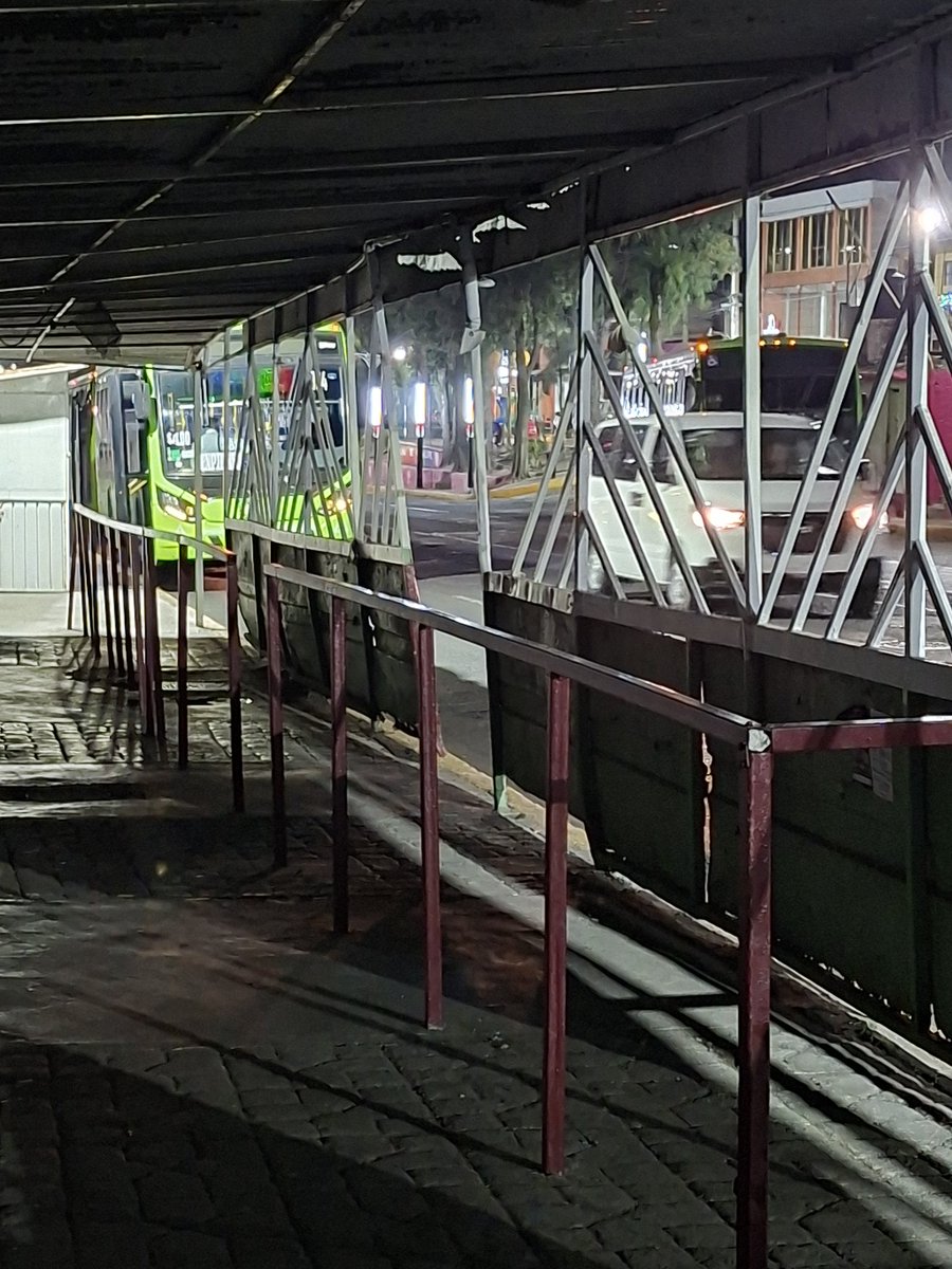 Rive_ps's tweet photo. @RTP_CiudadDeMex sin servicio desde hace 30 minutos en paradero Reclusorio Norte y con tres camiones estacionados. Un caso de todos los días... 🥱 https://t.co/G0A3wTuzUX