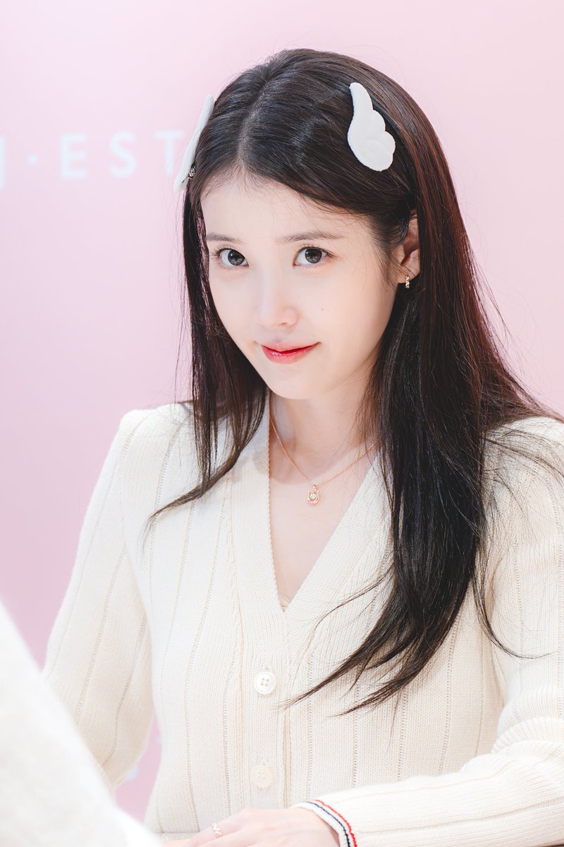 iuedelweiss's tweet image. IU said today is her day off and she’s still in bed. She said she needs to get up soon because she has a lot of lines to memorize for tomorrow. She added that if she has any time left, she’s going to do some “work.”

Note: In Korean, both “일” and “작업” can be translated as…