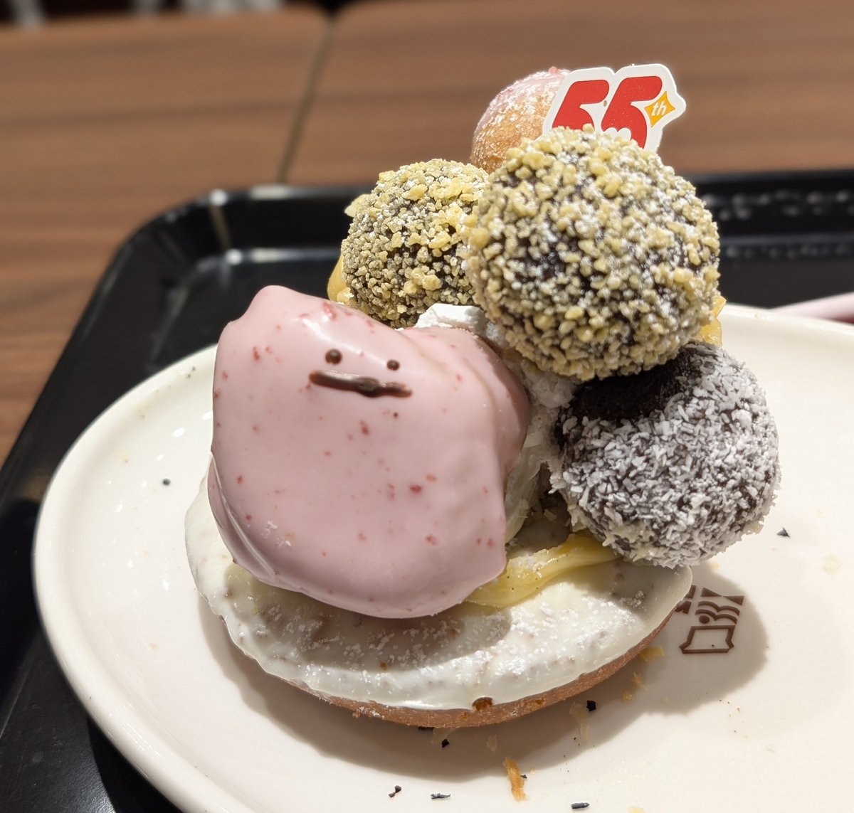 gaz777_'s tweet photo. 流行りモノには…
メタモンのカタチがちょっと…
だけど可愛いから許す🤩
ミスタードーナツの予約販売ですよ〜👍 https://t.co/vCzHQTRVVT