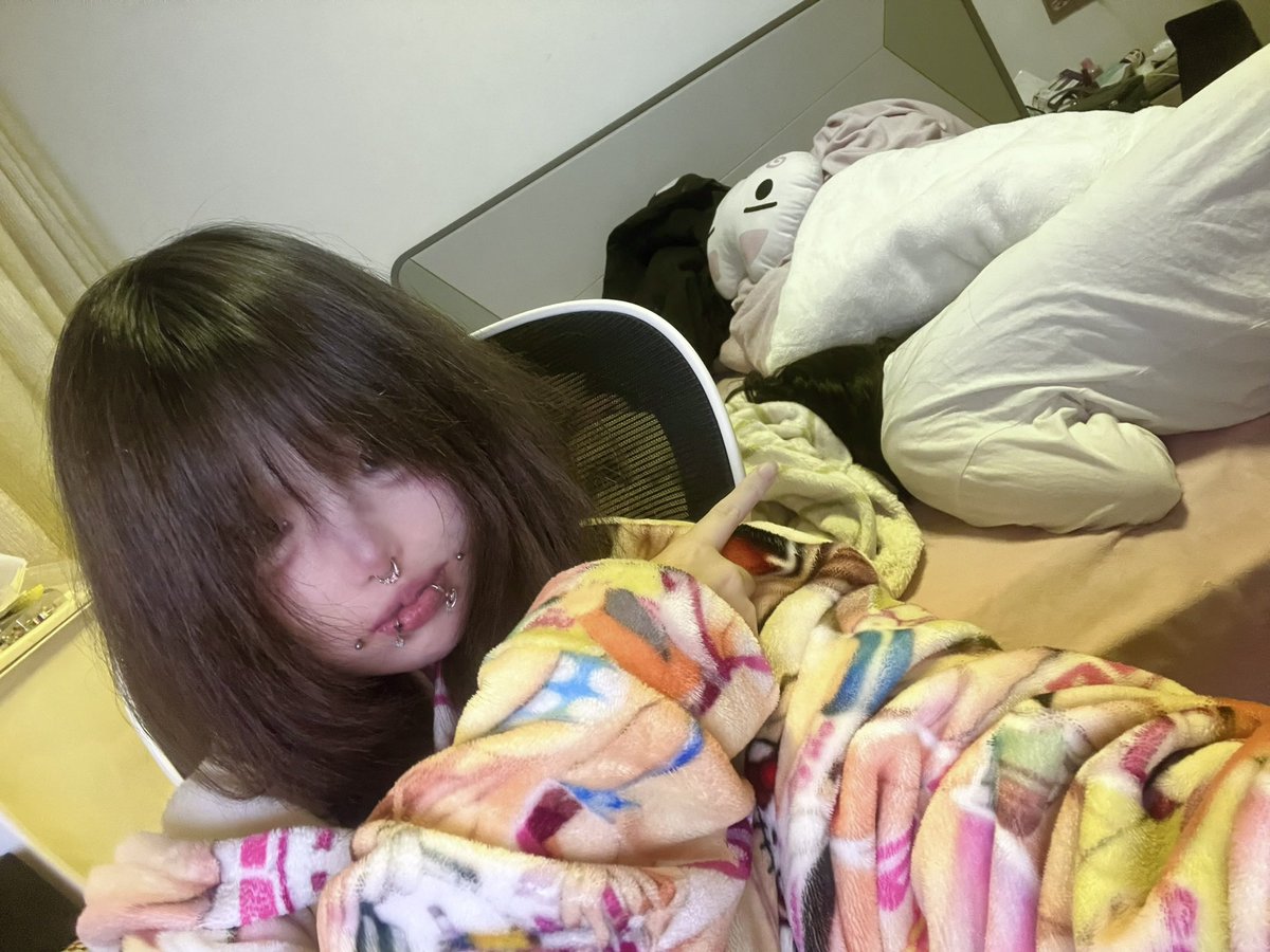 MooshenO3O's tweet photo. 给朋友化妆化一半朋友睡着了…怎么呼唤都醒不来我将进行睡奸 https://t.co/oVHuhIf5Lu