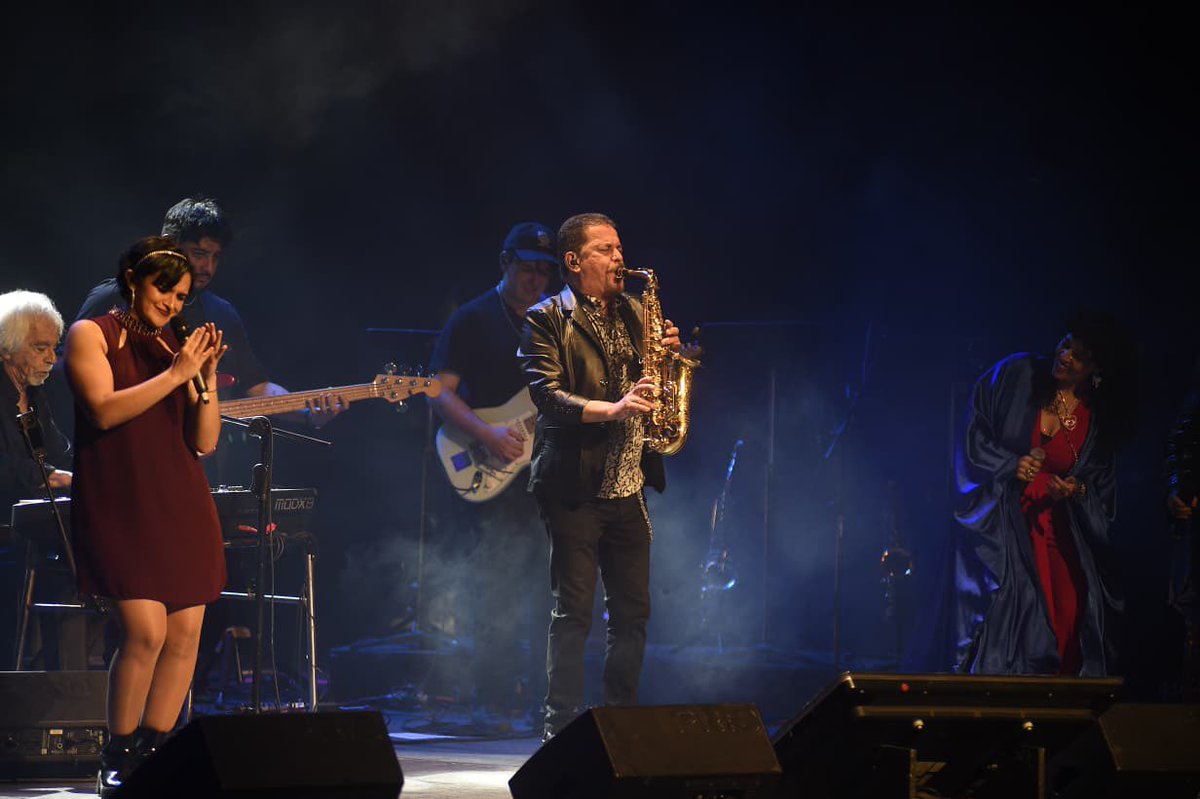 🎵 Guillermo Briseño celebró 80 años de vida, rock, poesía y absoluta honestidad con “Apaga la pinche luz”, un concierto feroz y profundamente emotivo en el #TeatroDeLaCdEsperanzaIris. 

Acompañado por su banda —Ángel Rodríguez, Eduardo Vázquez, Felipe Antonio Souza, Gabriel