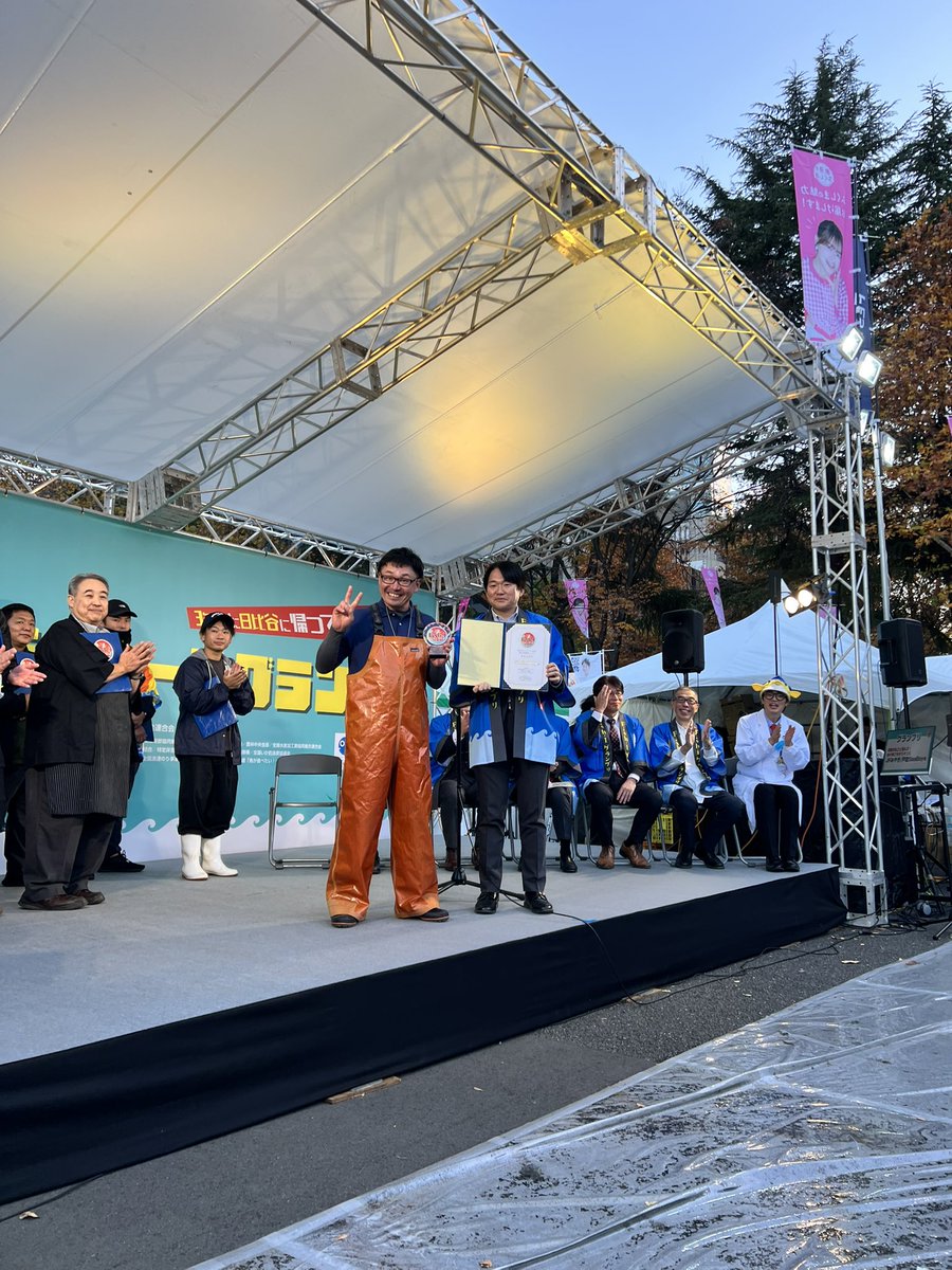さかなクンに会った。
同級生でクラスメイト。

さかなクンが歩いていたので僕は「わっ」と言っていきなり躍り出た。

さかなクンはビックリして「うわっ」と言っていた。

本当に驚いた時はギョギョギョと言わないことを知った。