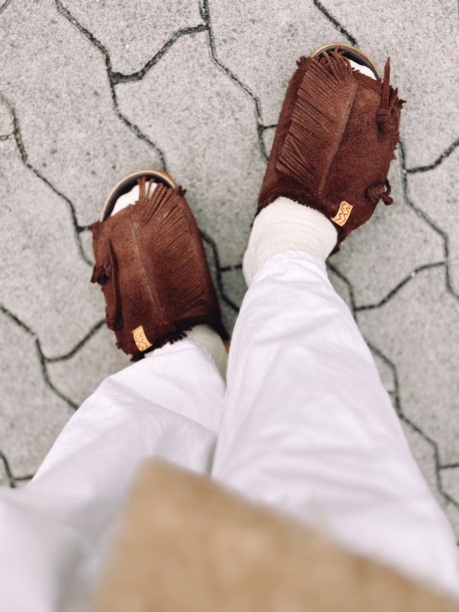 VISVIMのサンダル。モデル名知らないけど定番のはず。

ずっと前に、ショップのお姉さんがカッコよく履いてて欲しくなったけど、当時の僕にはあまりに高い買い物で買えず、必死で中古を探し出して購入。今はもっと高い。高すぎる（笑）。