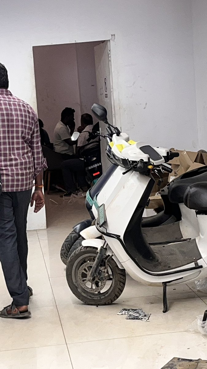 rakeshlr's tweet photo. @OlaElectric Service manager Manoj denied opening a job card despite my appointment at Electronic City. Complaint pending for 2 months, scooter stuck there for 1 month. @bhash If there’s no immediate action, I’m escalating this to Consumer Court. @nch1915 @jagograhakjago https://t.co/6Xs4iHTylA