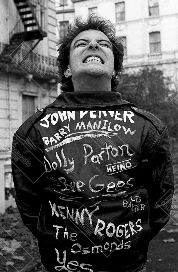 PunkRockStory's tweet image. 44 years ago
December 1981, cover shoot for Sounds with Dead Kennedys frontman Jello Biafra. He wears a leather jacket as a straitjacket with lettering from bands he hates

📸 Andy Phillips

#punk #punks #punkrock #hardcorepunk #jellobiafra #deadkennedys #history #punkrockhistory