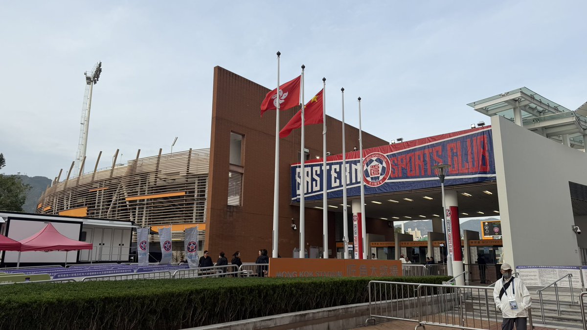 westhill0204's tweet image. 【25年11月27日 #東方対G大阪】
#ACL2 観戦の為沖縄経由で #香港 へ⚽️
完勝だったので気分良く観戦出来ます✨
それにしても隣接する4車線道路と近過ぎ。クリアボールが中央線まで飛んで行ったし🤣
#スポーツ大好き玉さん #スポーツ好き集合 #ガンバ大阪 #G大阪 #旺角スタジアム #イースタンSC #東方