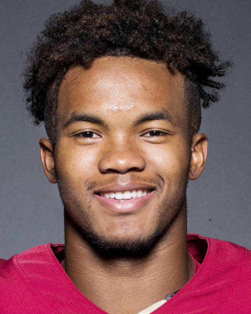 URDailyHistory's tweet image. 8 Dec 2018: University of #Oklahoma #quarterback Kyler #Murray wins the  #Heisman Trophy.  He becomes the seventh #Sooner to win college #football's most prestigious award. #Boomer #OU #UniversityOfOklahoma @K1  #ad ​​amzn.to/3y6GF5L