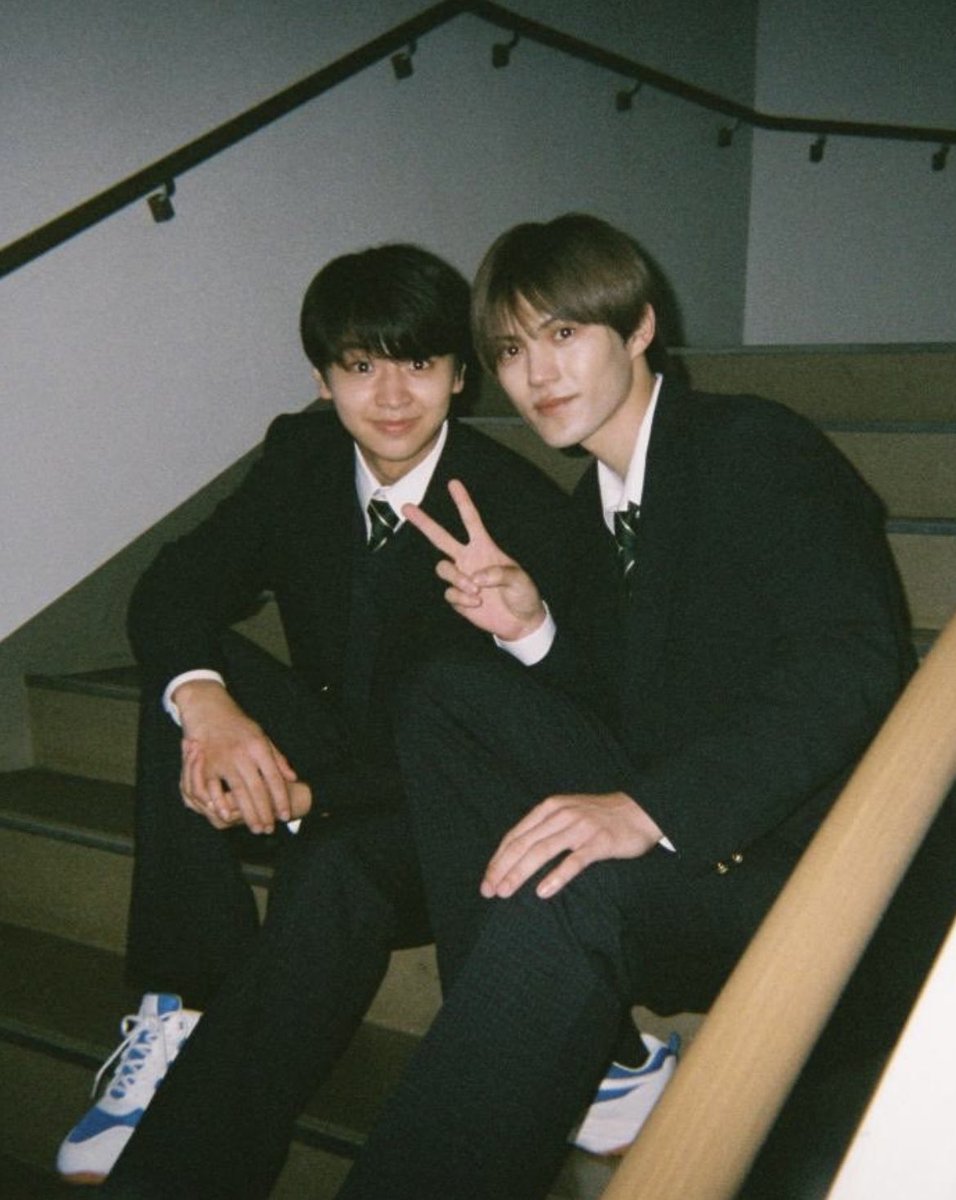 本当に高校生が階段で撮った写真にしか見えない🥰 ＃ドラマ修学旅行