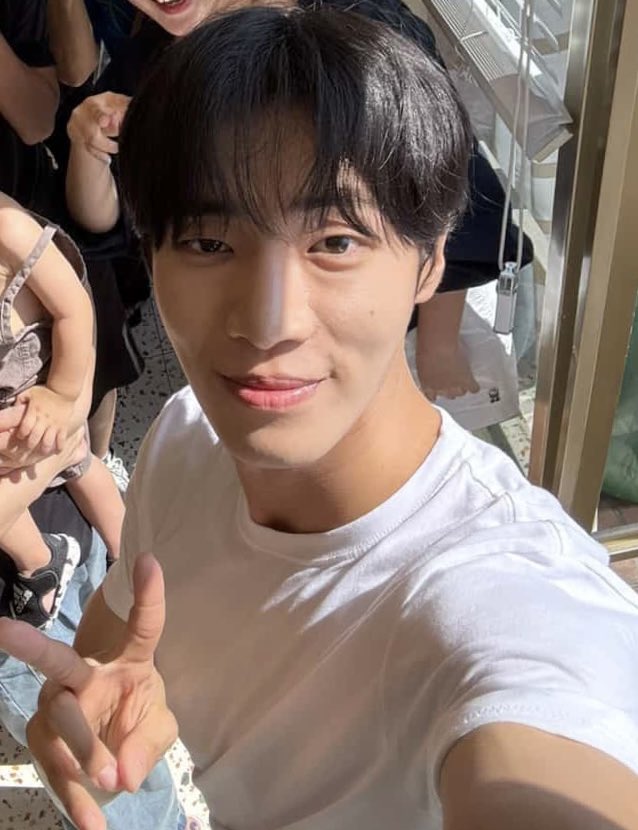 흰티영우 🐶☁️💗 #추영우 
카페에서 셀카도 보내주셨어용 ㅎㅎ 

📍여수 카페 모카힐 (mocha hill)