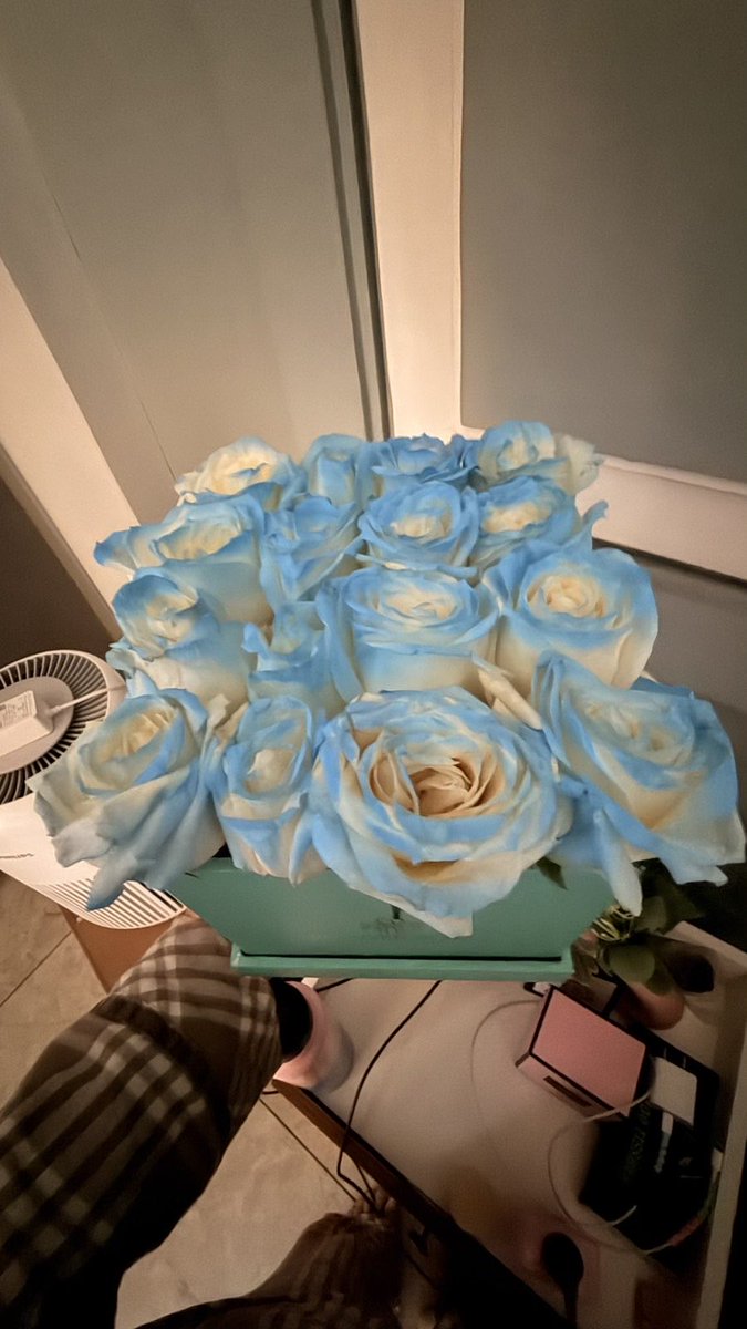 neha_basic's tweet image. Make friends who send you flowers when life seems low!