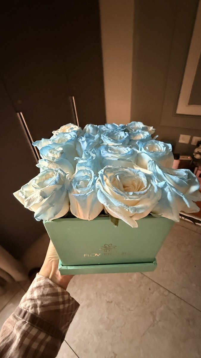 neha_basic's tweet image. Make friends who send you flowers when life seems low!