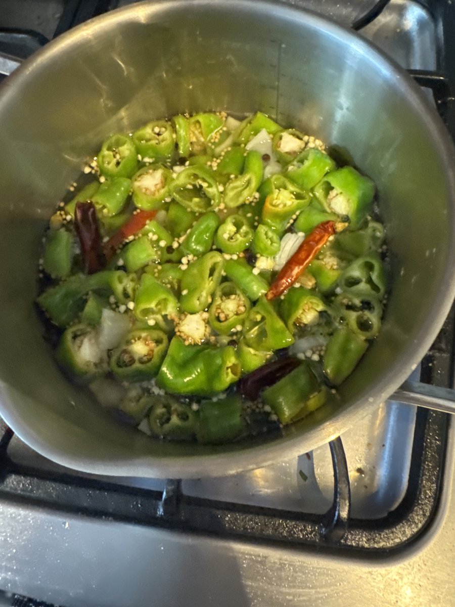 acemacg's tweet image. Lights up tree brought in and a bunch of cooing don’t today so. A new hot sauce, spaghetti bolognese, and because I was feeling like baking, some fresh bread 

#KitsWhoCook @calmecam