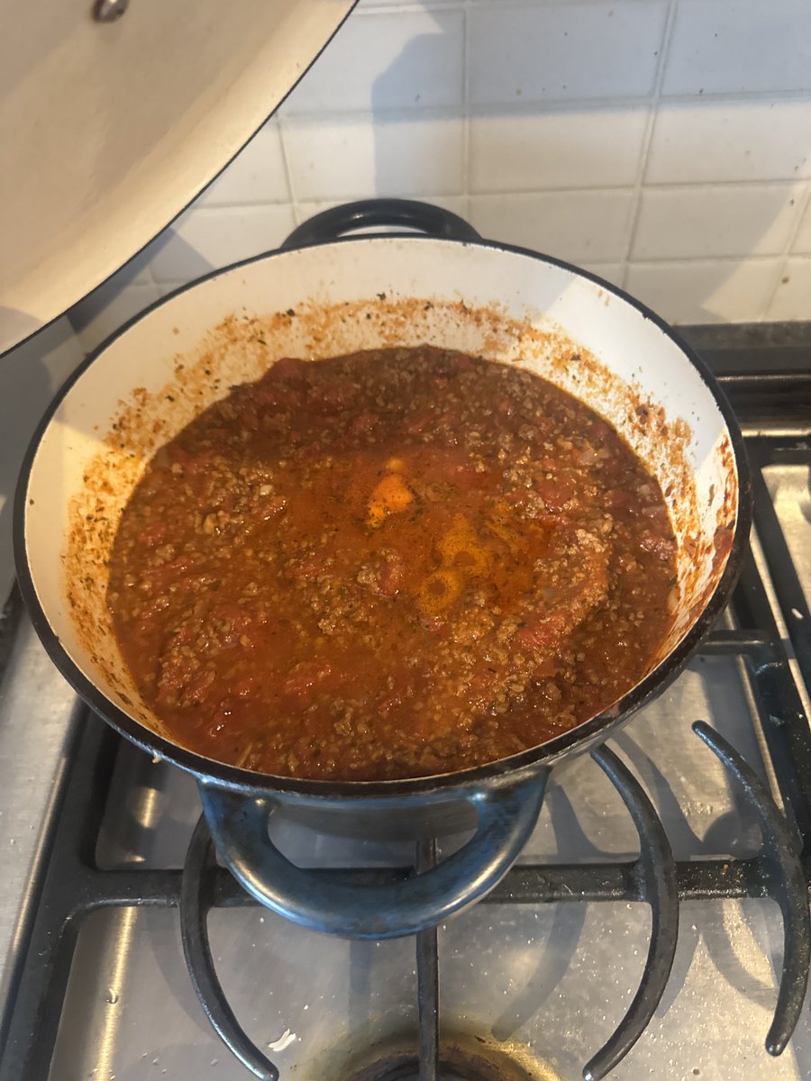 acemacg's tweet image. Lights up tree brought in and a bunch of cooing don’t today so. A new hot sauce, spaghetti bolognese, and because I was feeling like baking, some fresh bread 

#KitsWhoCook @calmecam