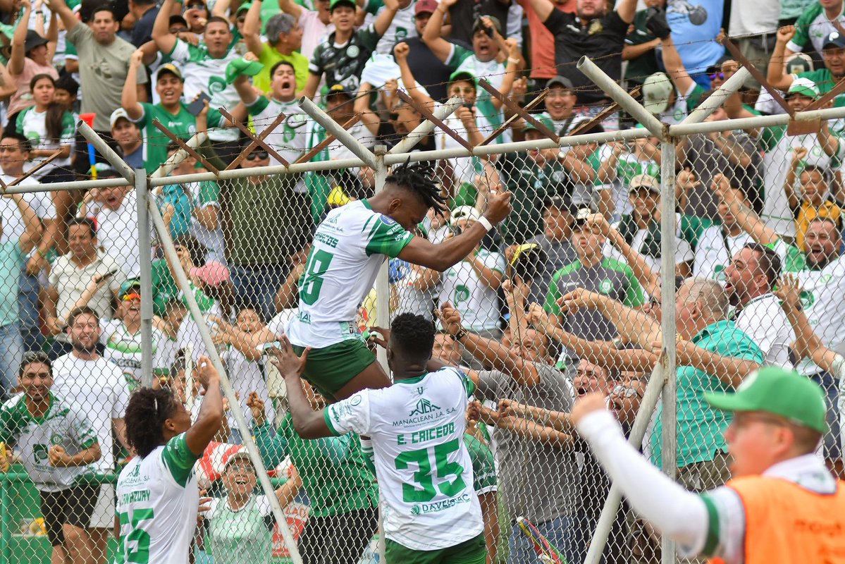 Informatech_ec's tweet image. #Deportes En el estadio Reales Tamarindos, Liga de Portoviejo derrotó 1–0 a Aampetra y logró ascender a la Serie B tras cuatro temporadas fuera. Con la clasificación asegurada, ahora el equipo busca coronarse campeón del torneo.

#Noticia