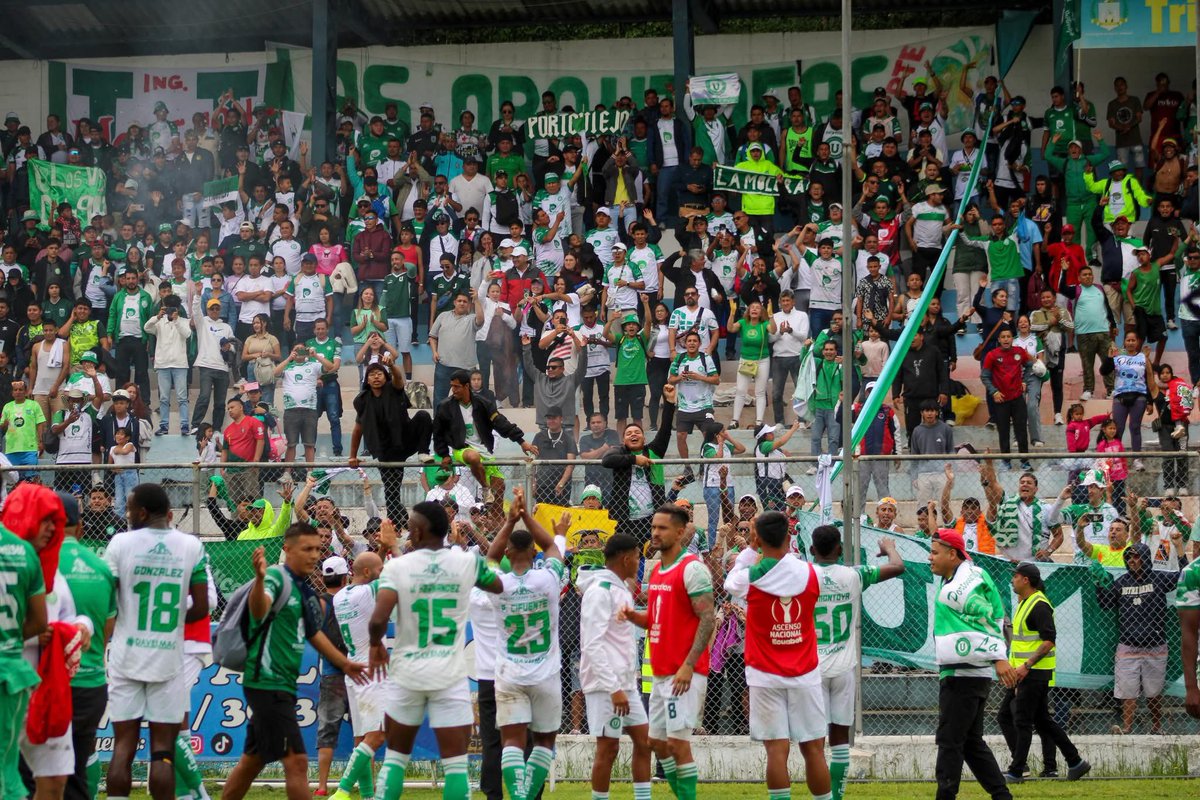Informatech_ec's tweet image. #Deportes En el estadio Reales Tamarindos, Liga de Portoviejo derrotó 1–0 a Aampetra y logró ascender a la Serie B tras cuatro temporadas fuera. Con la clasificación asegurada, ahora el equipo busca coronarse campeón del torneo.

#Noticia
