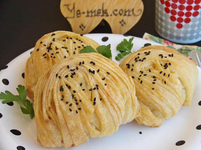 Dışı çıtır çıtır, göz alıcı şekliyle şahane bir börek: Görünümüyle masayı süslüyor, içi yumuşacık, bir lokmada herkes bayılıyor 😍🍤

Tarifine burdan bakabilirsiniz; 
ye-mek.net/tarif/midye-bo…